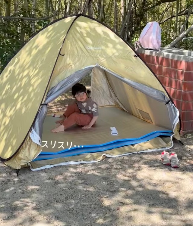 キャンプで自然を感じるいのりちゃん（提供：@inori_2110さん）
