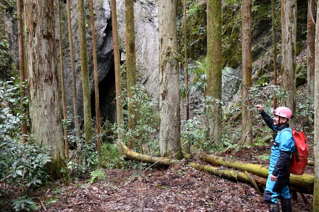 宇山洞について解説する地元ケイブツアーショップ・ポレポレの岡弘幸代表