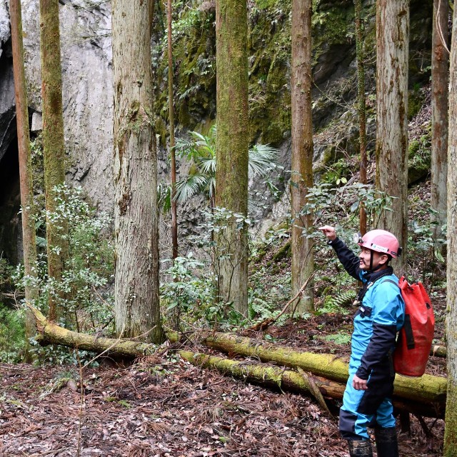 宇山洞について解説する地元ケイブツアーショップ・ポレポレの岡弘幸代表