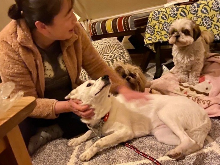 大好きなカフェのオーナーにはデレデレ（稲垣さん提供）