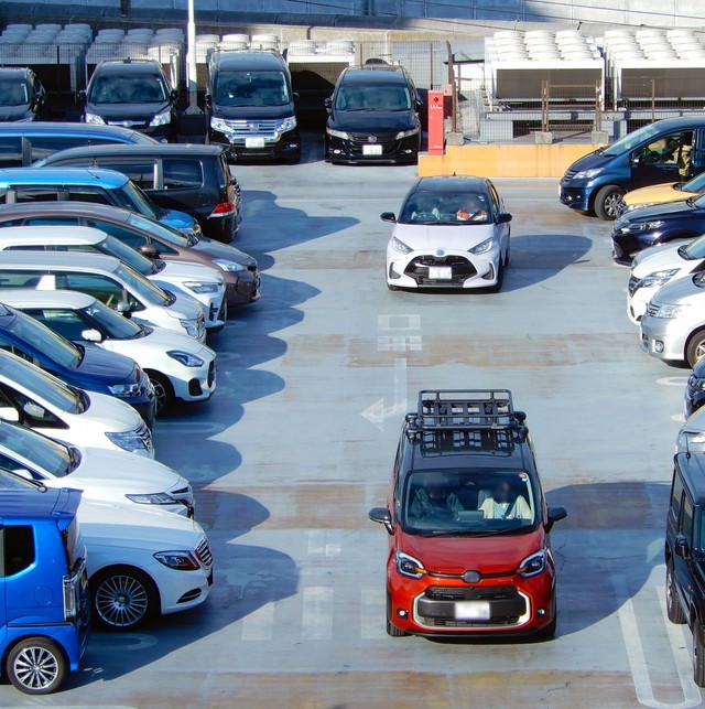 駐車場の長時間占拠…何とかならない？　※画像はイメージです（FreeBackPhoto/photoAC）