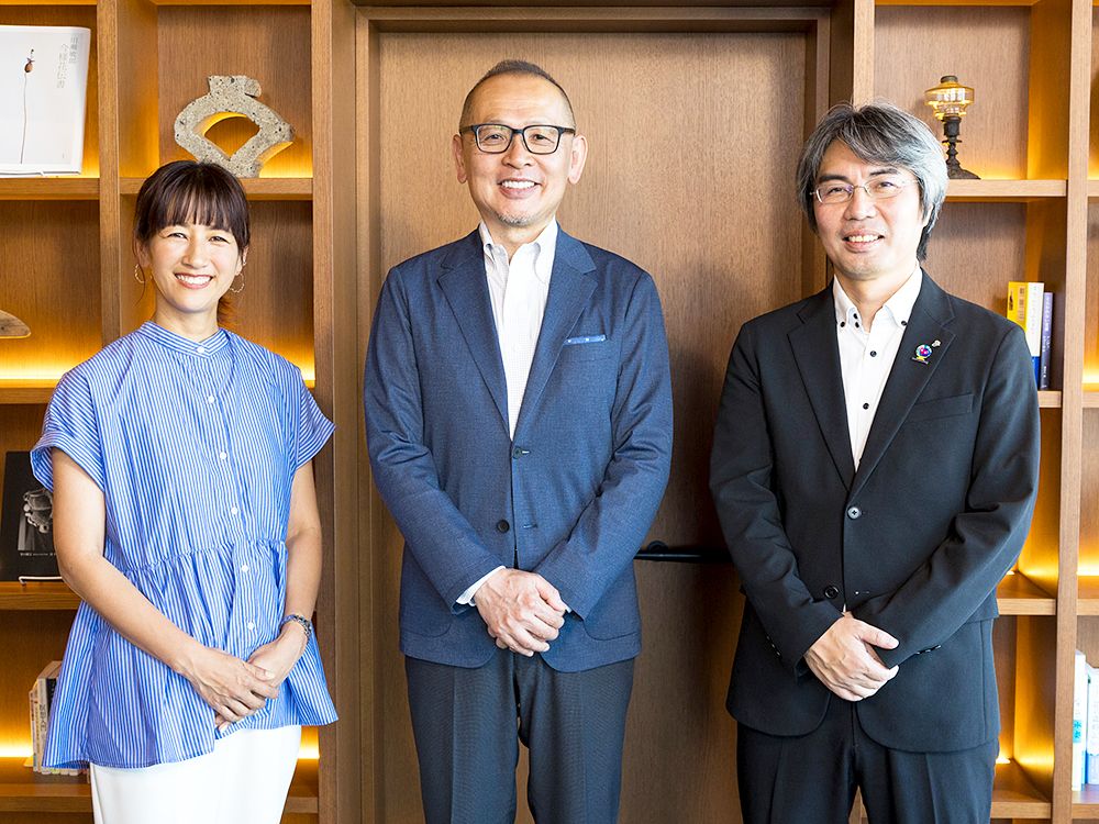 相鉄アーバンクリエイツ横浜駅西口事業部長の福﨑努さん（写真右）、前野隆司武蔵野大学教授（同中央）、フローリストの前田有紀さん（同左）