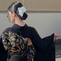 黒紋付振袖の後ろ姿。帯と小物で印象を変えながら着続けてきた一着／小倉久兵衛さん（@tutayakyubei）提供＝画像をトリミングしています
