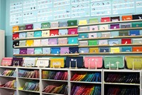 100種類のカラーバリエーションの帆布生地と150種類以上の「いきもの」イラストから選びオリジナル商品をオーダーすることができる