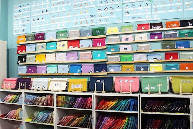 100種類のカラーバリエーションの帆布生地と150種類以上の「いきもの」イラストから選びオリジナル商品をオーダーすることができる