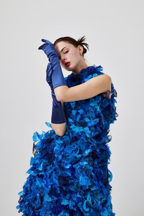 表情豊かなテキスタイルが、実はビニール紐？（Photo：Takumaru Isshiki　Model：Sonic　H&M：Honoka　Dress：RITENUTObytac）（提供：RITENUTObytacさん）