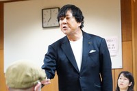 立ち上がって熱弁する大仁田厚