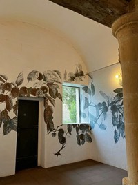 礼拝堂内部の壁面には「林檎の礼拝堂」と呼ぶにふさわしい林檎の絵がたくさん描かれている（画像提供：タカハシ ヤスコさん）