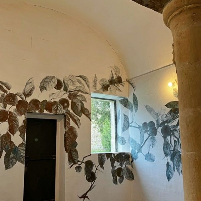 礼拝堂内部の壁面には「林檎の礼拝堂」と呼ぶにふさわしい林檎の絵がたくさん描かれている（画像提供：タカハシ ヤスコさん）