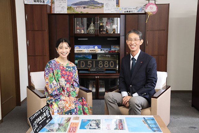 斉藤雪乃さんとJR九州宮崎支社長の吉村一喜さん