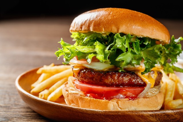 ハンバーガー1個に払ってもいいと思う金額はいくら？　※画像はイメージです（gontabunta/stock.adobe.com）