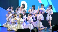 熱唱する≠MEのメンバー＝21年9月撮影
