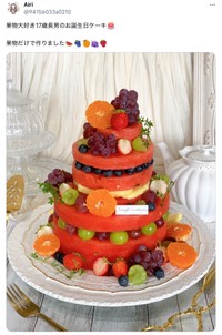 「果物大好き17歳長男のお誕生日ケーキ　果物だけで作りました」（AiriさんのXから）