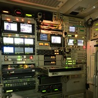 中継車の内部。なんかかっこいい装置がいっぱい詰まっています。