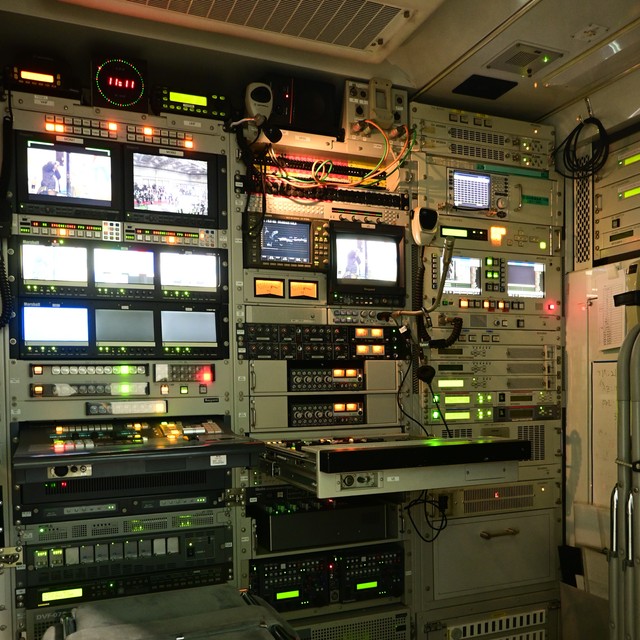中継車の内部。なんかかっこいい装置がいっぱい詰まっています。