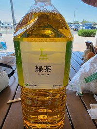 「某サービスエリアで妻にお茶買ってきてって頼んだらコレよ」渡されたのはまさかの2Lペットボトル／パンダ建設さん（@eternal_wind67）提供