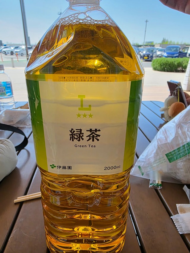 「某サービスエリアで妻にお茶買ってきてって頼んだらコレよ」渡されたのはまさかの2Lペットボトル／パンダ建設さん（@eternal_wind67）提供