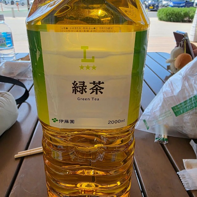 「某サービスエリアで妻にお茶買ってきてって頼んだらコレよ」渡されたのはまさかの2Lペットボトル／パンダ建設さん（@eternal_wind67）提供