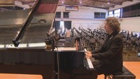 高松市の木太南小学校で演奏するウクライナ出身のピアニスト、パヴェル・ギントフさん