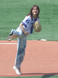 始球式で投球する相川七瀬さん（2025年、横浜スタジアム）