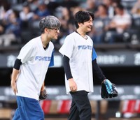 ファーストピッチセレモニーに登場した櫻井孝宏（手前）と島﨑信長＝エスコンフィールド北海道