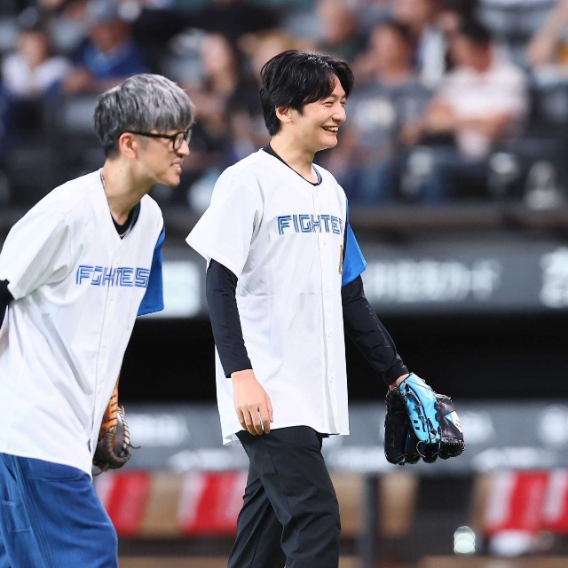 ファーストピッチセレモニーに登場した櫻井孝宏（手前）と島﨑信長＝エスコンフィールド北海道