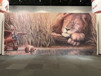 映画のワンシーンのような空気が漂う展示空間
