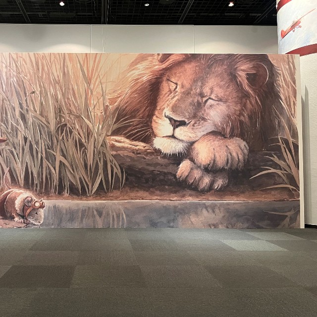 映画のワンシーンのような空気が漂う展示空間