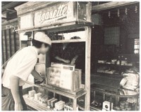 浦安市郷土博物館で「街中で聞き込みをする私服刑事」ごっこ（提供：鰐軍壮さん）