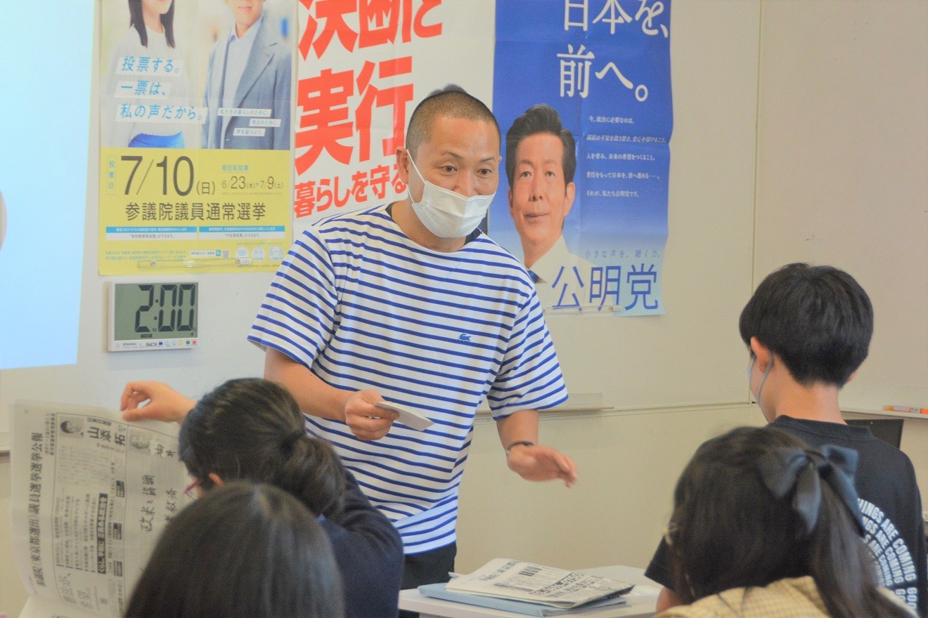 投票用紙を配る大畑方人先生