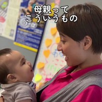 「母親ってこういうもの」と思い込んでいた頃。抱っこした赤ちゃんを見つめる投稿主／いとみきさん（@itomiki_life）提供