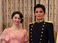 宝塚歌劇団雪組トップスター朝美絢(右）と新トップ娘役・音彩唯＝梅田芸医術劇場