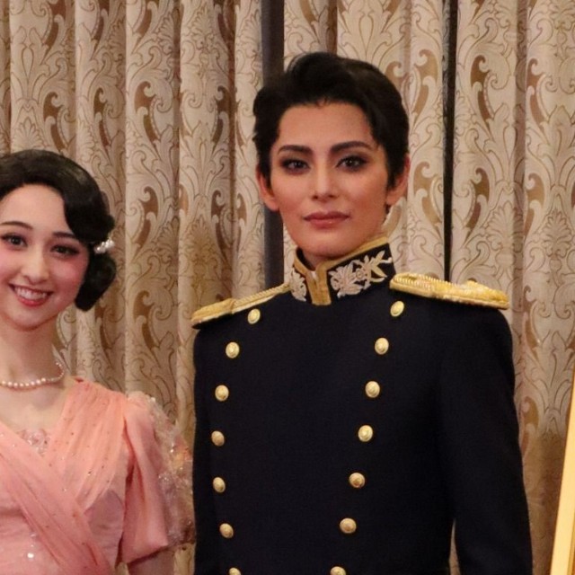 宝塚歌劇団雪組トップスター朝美絢(右）と新トップ娘役・音彩唯＝梅田芸医術劇場