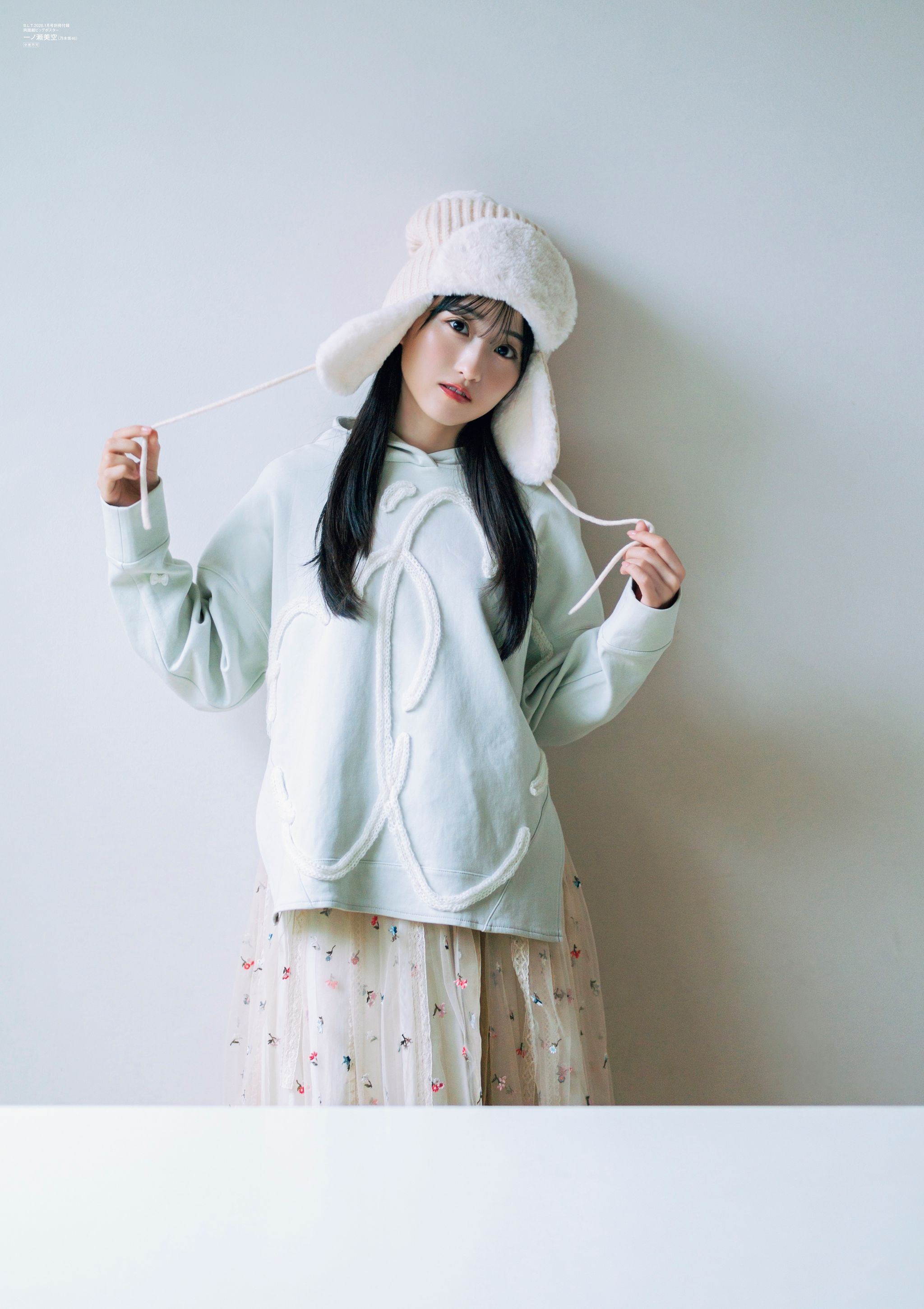 ドレス姿で妖艶な眼差し＆清楚な衣装で天使の笑み 乃木坂美女が