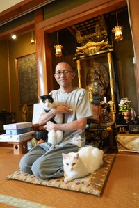 住職の働山さん。蓮、しろと一緒に