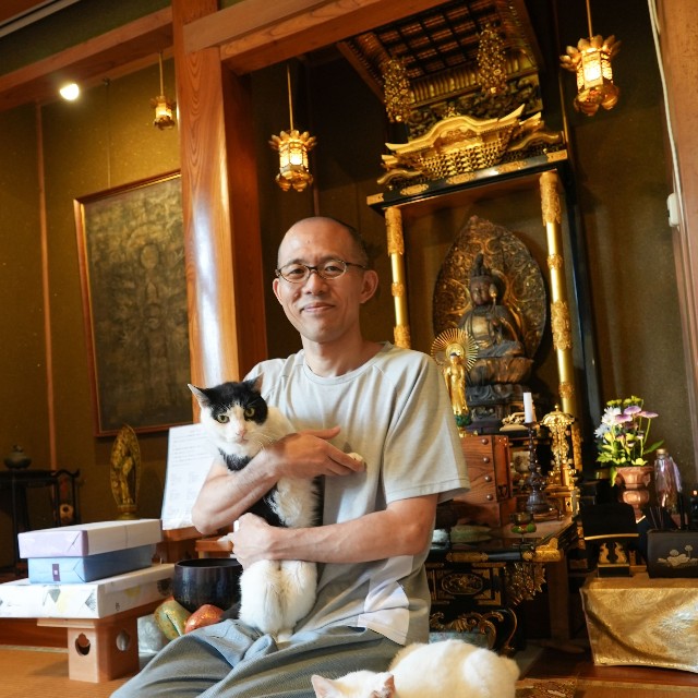 住職の働山さん。蓮、しろと一緒に