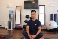 経営するフィットネスジムでコロナ禍の影響を語る桝野啓介さん＝姫路市飾磨区、ワンズフィット