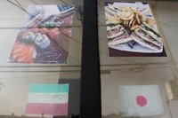 「ミタ・カフェ」の窓に描かれたエチオピアと日本の国旗=ワシントン、ランハム裕子撮影
