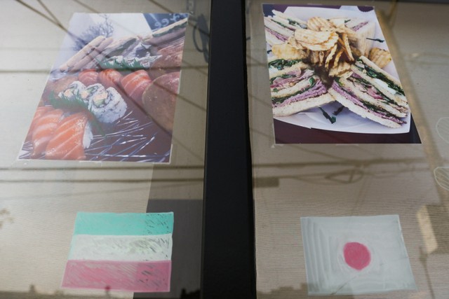 「ミタ・カフェ」の窓に描かれたエチオピアと日本の国旗=ワシントン、ランハム裕子撮影
