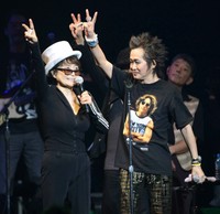 ジョン・レノンさんの命日に日本武道館でオノ・ヨーコ（左）とピース・サインをする忌野清志郎さん（2007年12月8日撮影）