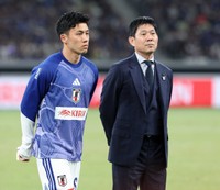 代表引退を表明した遠藤航、右は日本代表・森保一監督