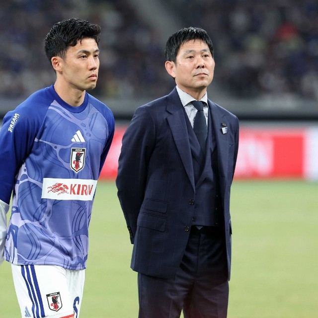 代表引退を表明した遠藤航、右は日本代表・森保一監督