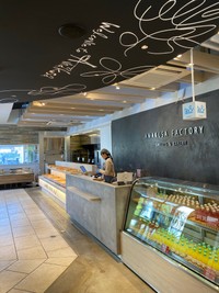 施設内のスイーツ&ベーカリー（Sleep Deeplyさん提供）