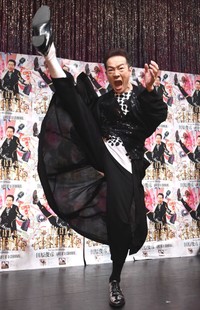 最新シングル曲お披露目会見で華麗に足を上げる田原俊彦＝2025年6月22日