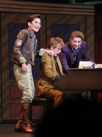 「パリのアメリカ人」朝美絢、縣千、瀬央ゆりあ(左から）＝御園座