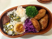 紫キャベツも入れ、彩りを意識して作っていた頃のお弁当／とかとんとんさん（@121canim121）提供