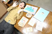 父の絵日記や、幼年時の工作と一緒に収まる矢部太郎