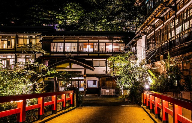 深夜以降の外出・入館ができなくなる※画像はイメージです（keiichi/stock.adobe.com）