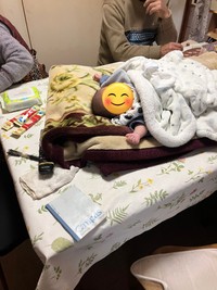 ダイニングテーブルに布団を敷き、赤ちゃんが冷えないように工夫。長時間の預かりならではの“配置”に／ゆるこさん（@yuruko0329）提供