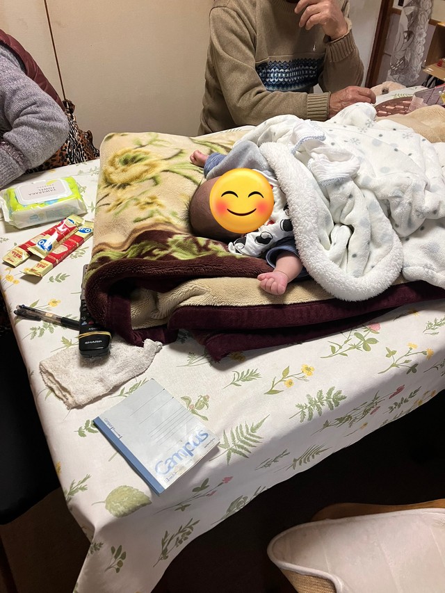 ダイニングテーブルに布団を敷き、赤ちゃんが冷えないように工夫。長時間の預かりならではの“配置”に／ゆるこさん（@yuruko0329）提供